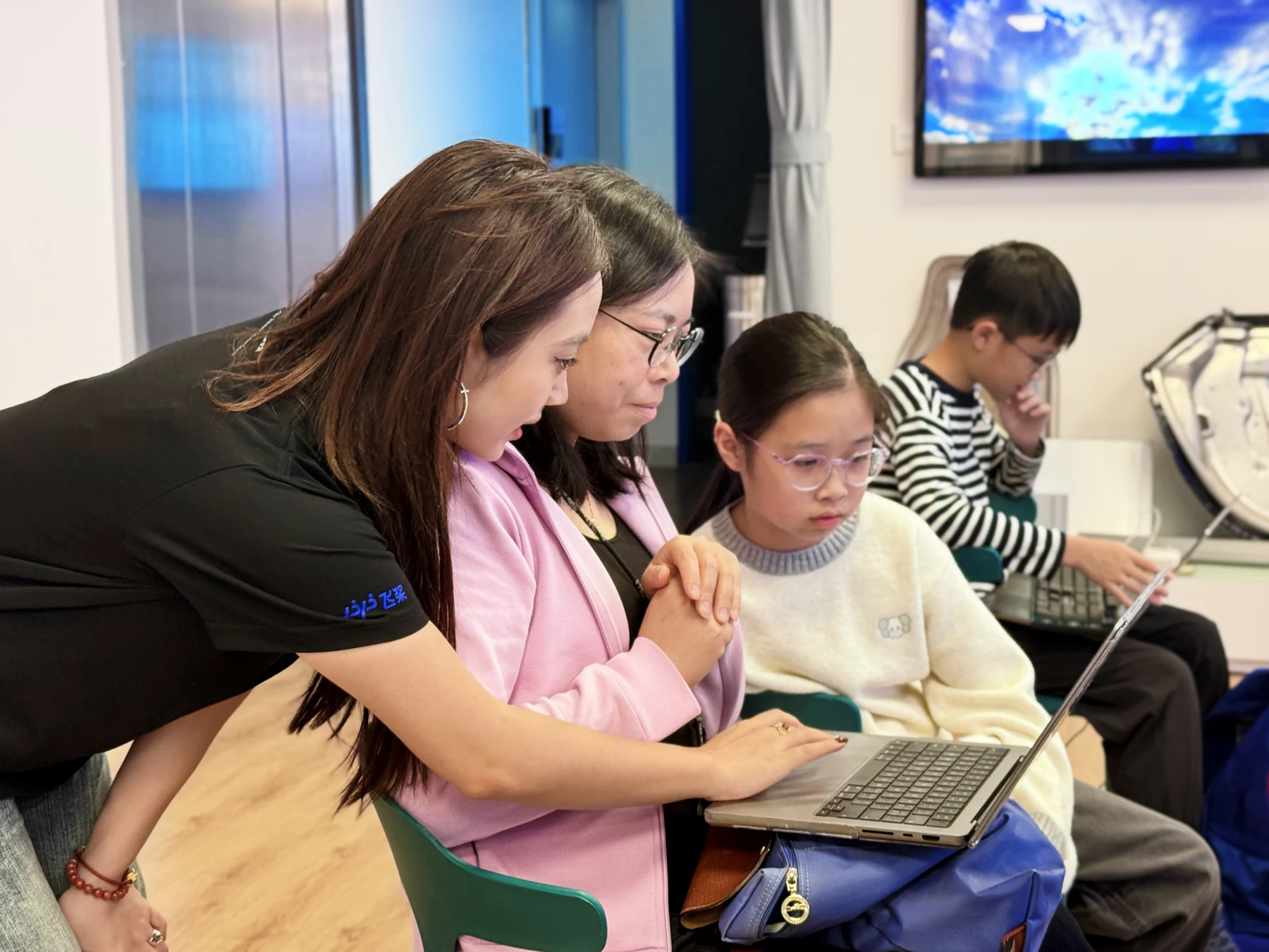 AI 教育活动中的现场操作指导