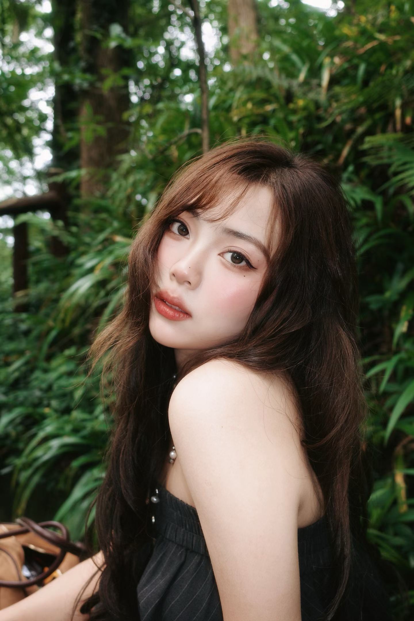 Chloris Tang 在树林中的个人照片